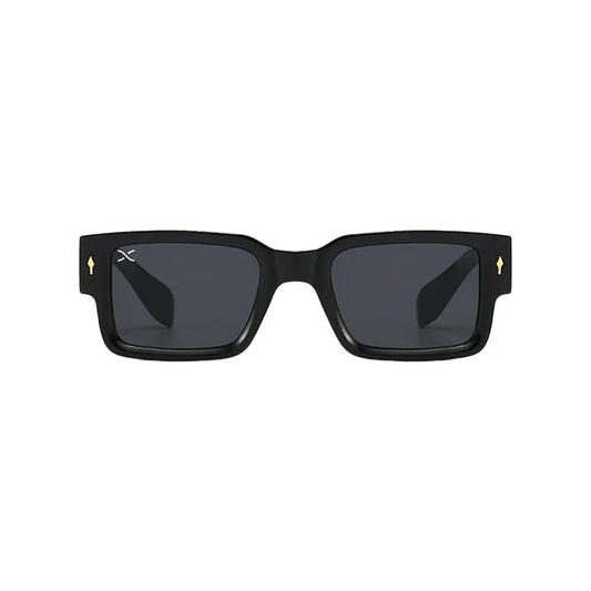 Ορθογώνια Γυαλιά Ηλίου Bobby της Exposure Sunglasses με προστασία UV400 σε μαύρο χρώμα σκελετού και μαύρο φακό.