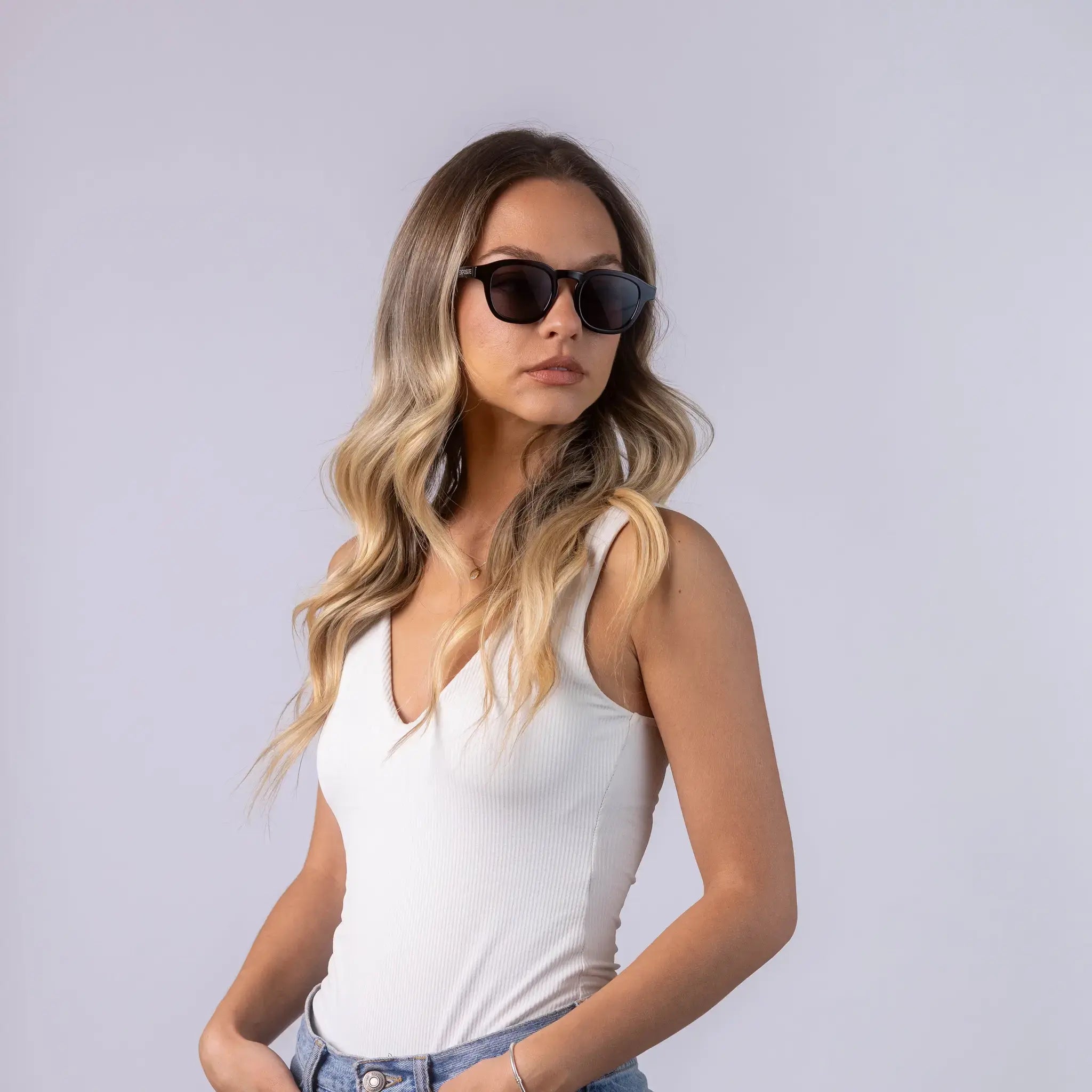 Γυαλιά ηλίου Montreal της Exposure Sunglasses με προστασία UV400 με μαύρο σκελετό και μαύρο φακό. Φορεμένα από μοντέλο.