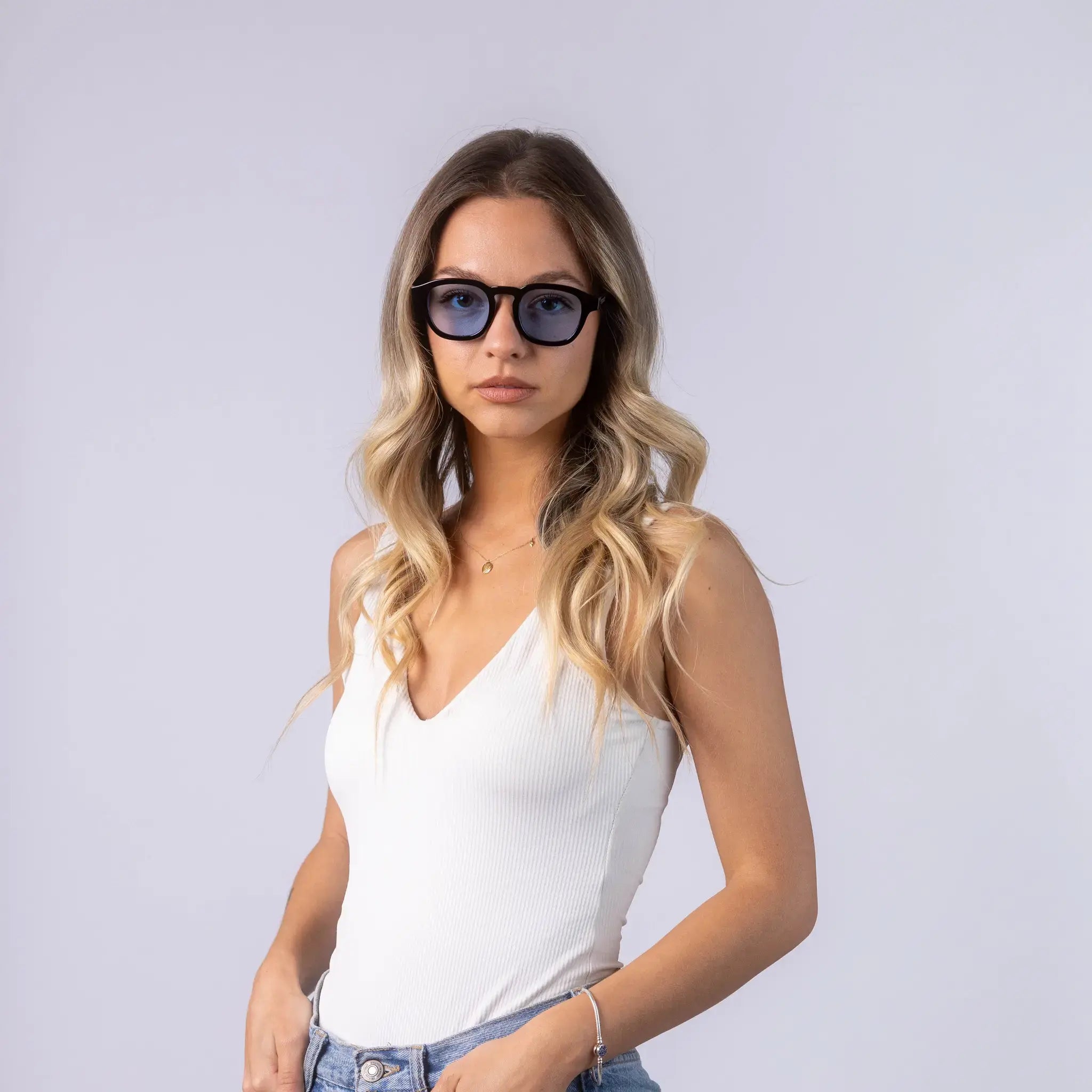 Γυαλιά ηλίου Montreal της Exposure Sunglasses με προστασία UV400 με μαύρο σκελετό και μπλε φακό. Φορεμένα από μοντέλο.