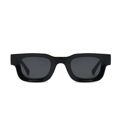 Τετράγωνα Γυαλιά ηλίου Taf από την Exposure Sunglasses με προστασία UV400 με μαύρο σκελετό και μαύρο φακό.
