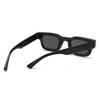 Τετράγωνα Γυαλιά ηλίου Taf από την Exposure Sunglasses με προστασία UV400 με μαύρο σκελετό και μαύρο φακό.Πίσω όψη.