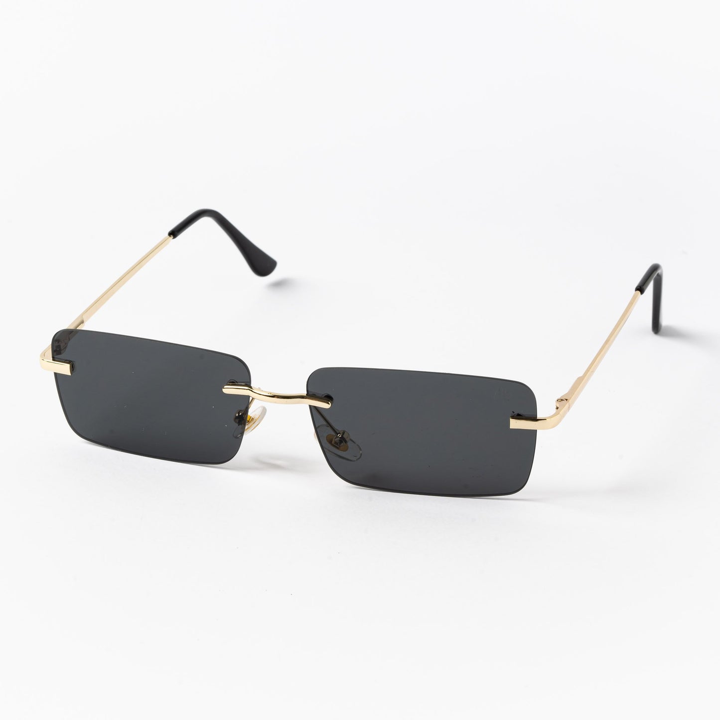 Ορθογώνια Γυαλιά Ηλίου Tez της Exposure Sunglasses με προστασία UV400 σε χρυσό χρώμα σκελετού και μαύρο φακό. Πλάγια προβολή.