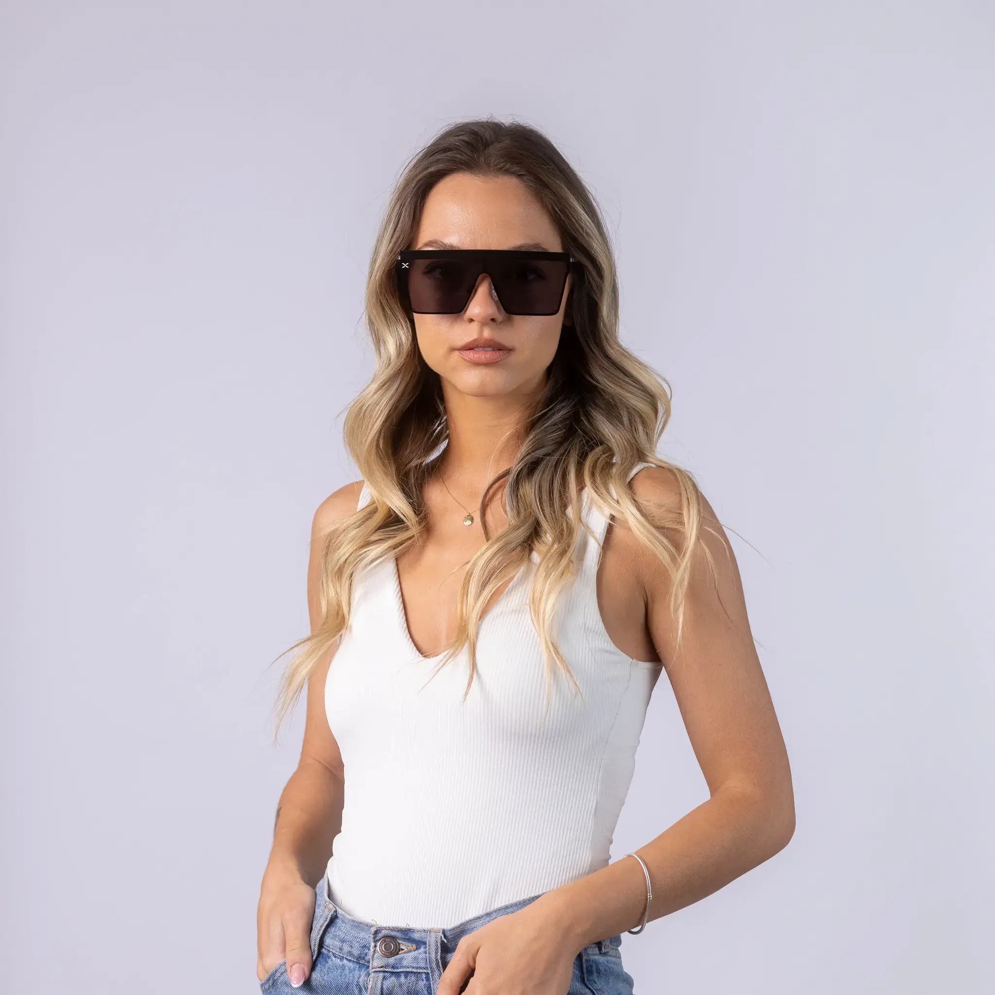 Γυαλιά ηλίου Jackie (μάσκα) της Exposure Sunglasses με προστασία UV400 με μαύρο σκελετό και μαύρο φακό. Φορεμένα από μοντέλο.