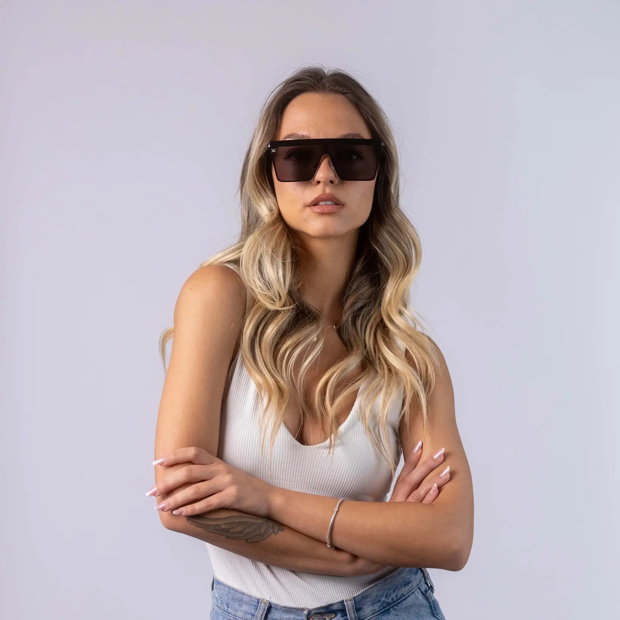 Γυαλιά ηλίου Jackie (μάσκα) της Exposure Sunglasses με προστασία UV400 με μαύρο σκελετό και μαύρο φακό. Φορεμένα από μοντέλο.