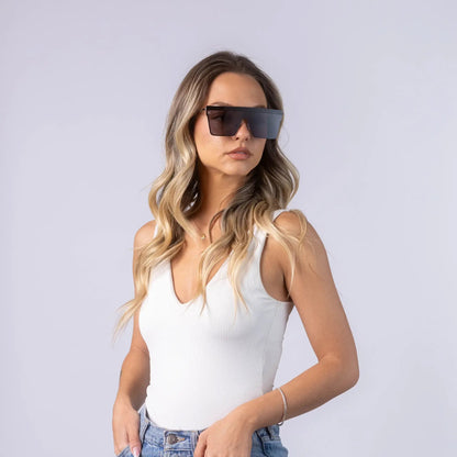 Γυαλιά ηλίου Jackie (μάσκα) της Exposure Sunglasses με προστασία UV400 με μαύρο σκελετό και μαύρο φακό. Φορεμένα από μοντέλο.