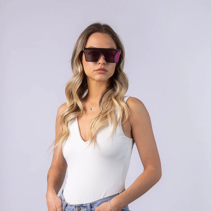 Γυαλιά ηλίου Jackie (μάσκα) της Exposure Sunglasses με προστασία UV400 με ασημί σκελετό και μωβ φακό φορεμένα από μοντέλο.