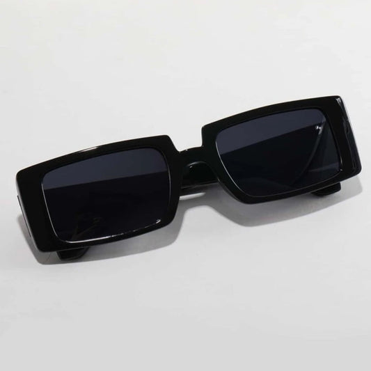 Γυαλιά ηλίου Milano της Exposure Sunglasses με προστασία UV400 σε μαύρο χρώμα σκελετού και μαύρο φακό.