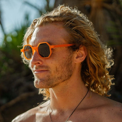 Στρογγυλά Γυαλιά Ηλίου Boheme της Exposure Sunglasses με προστασία UV400 σε πορτοκαλί χρώμα σκελετού και μαύρο φακό. Φορεμένα