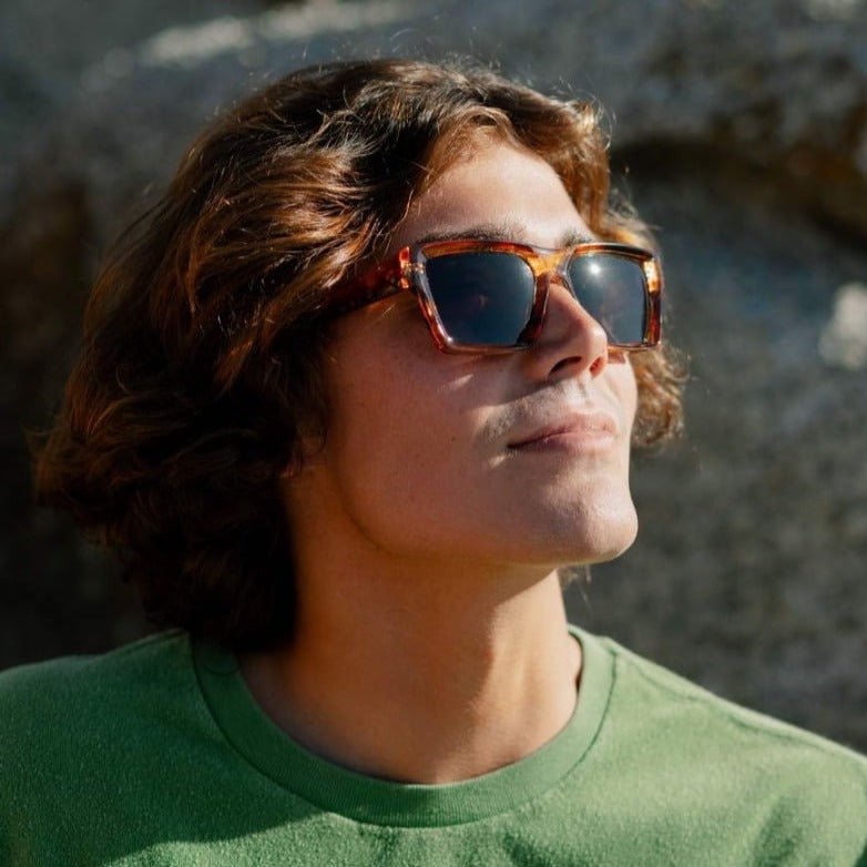 Γυαλιά ηλίου Moral της Exposure Sunglasses με προστασία UV400 με καφέ σκελετό και μαύρο φακό. Φορεμένα σε μοντέλο