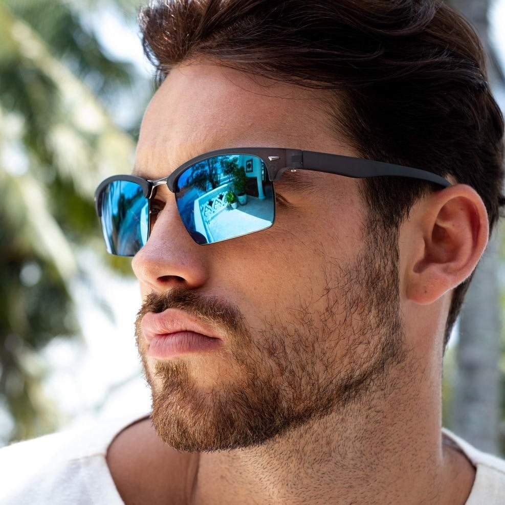 Γυαλιά ηλίου Perk από την Exposure Sunglasses με προστασία UV400 με μαύρο σκελετό και μπλε φακό. Φορεμένα σε μοντέλο